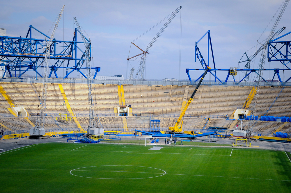 Tribune met stoelen langs een sportveld