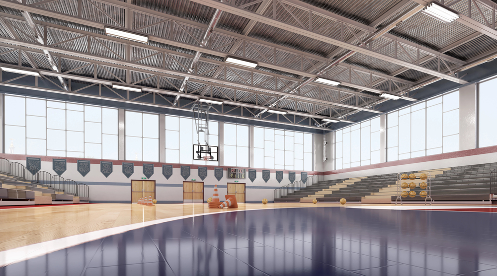 Grote sporthal met verschillende sportvelden