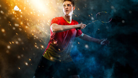 Badmintonspelers op het veld in een sporthal