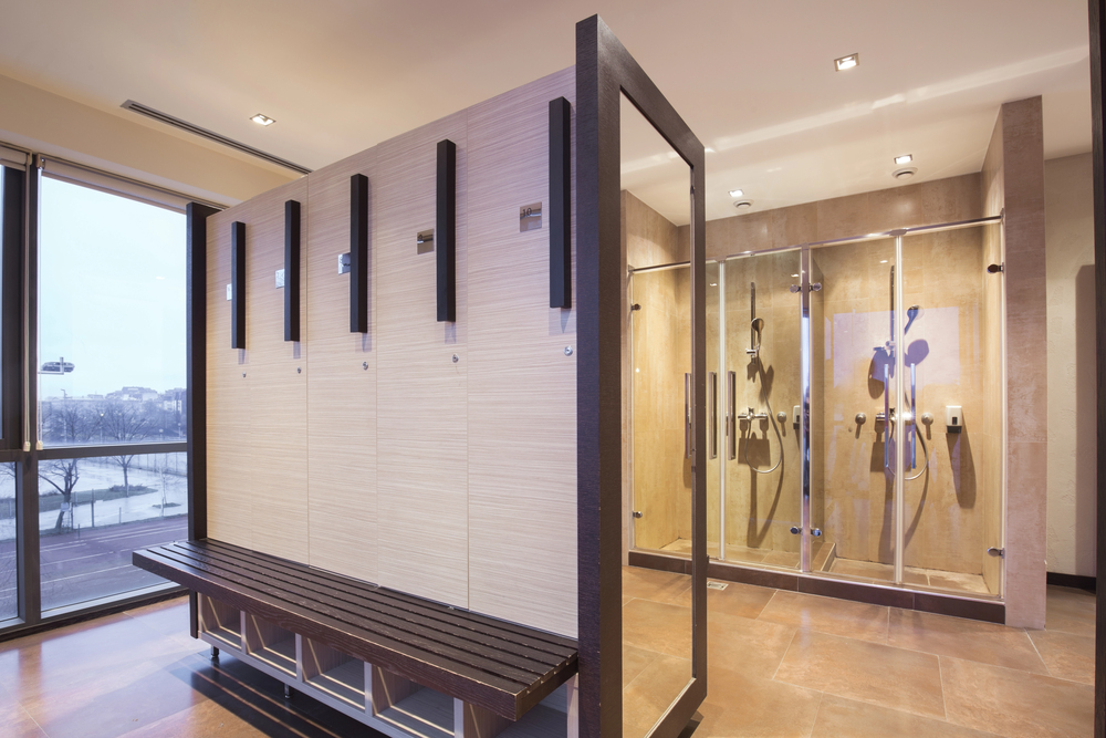 Kleedkamers met lockers en douches in een sporthal