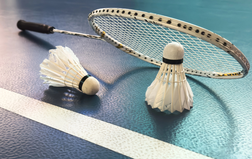 Badmintonspelers in een competitiewedstrijd