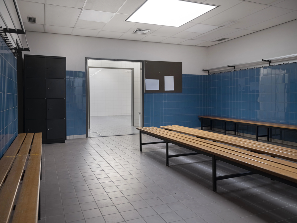 Sanitaire ruimte en lockers in een sportaccommodatie
