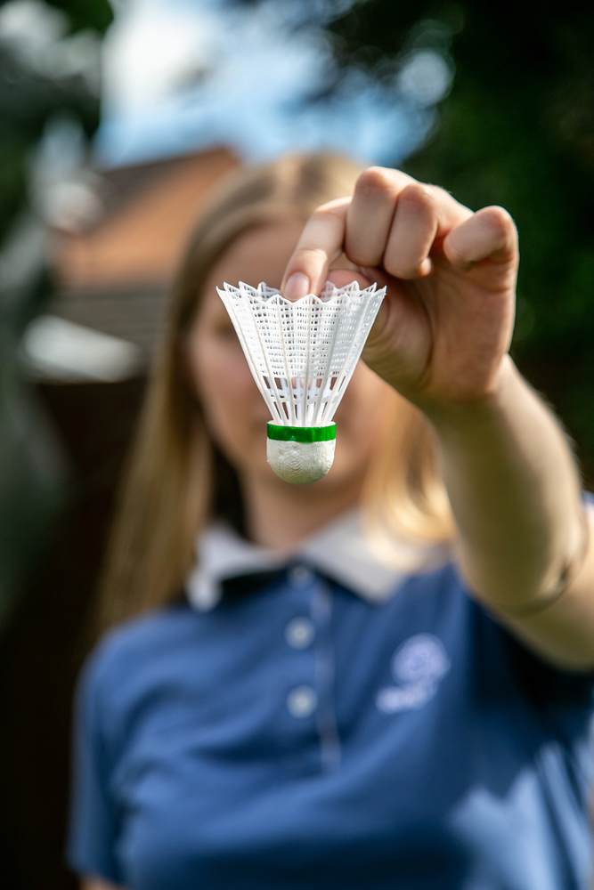 Jeugdspelers die badminton oefenen in de sporthal